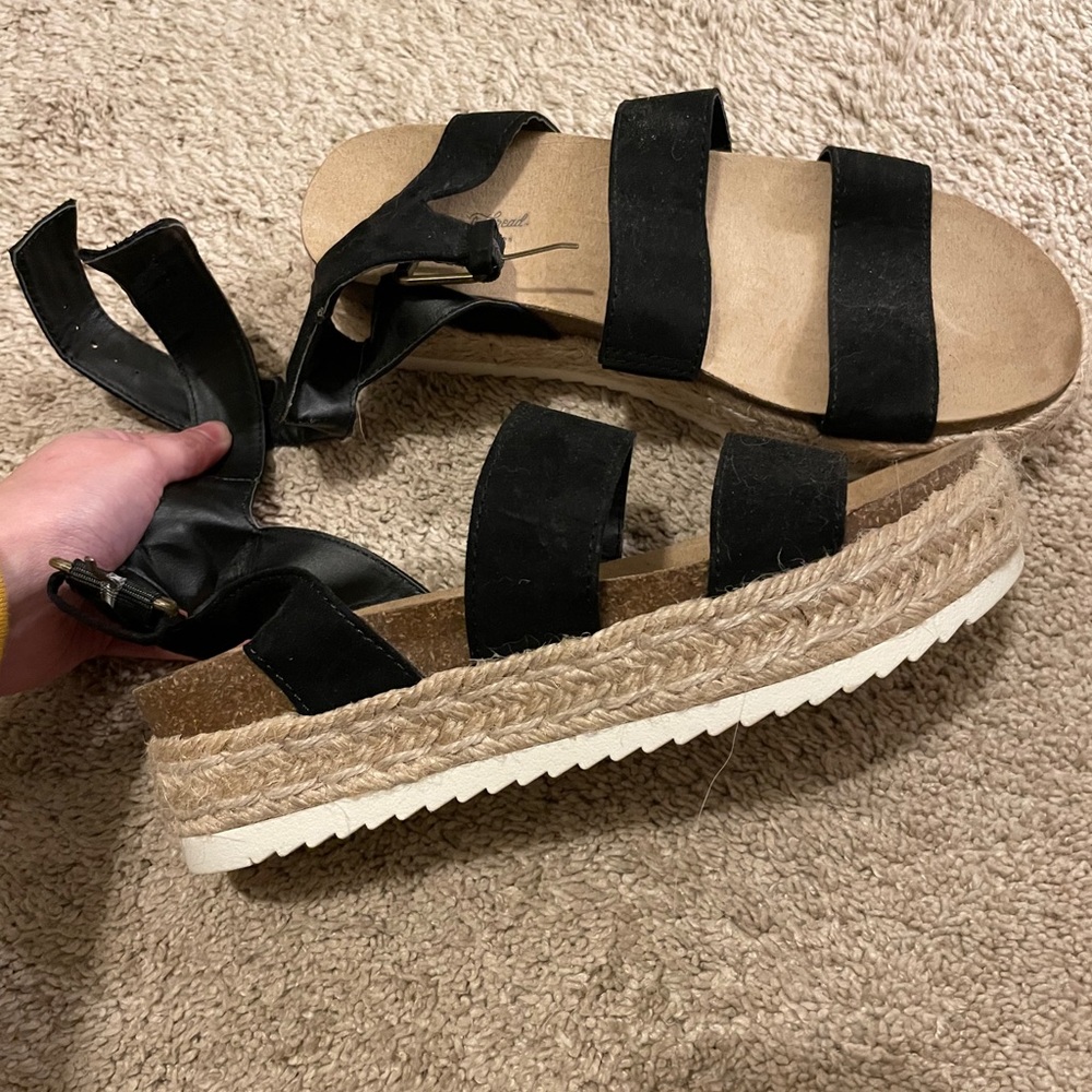 Black sandals - sz 6